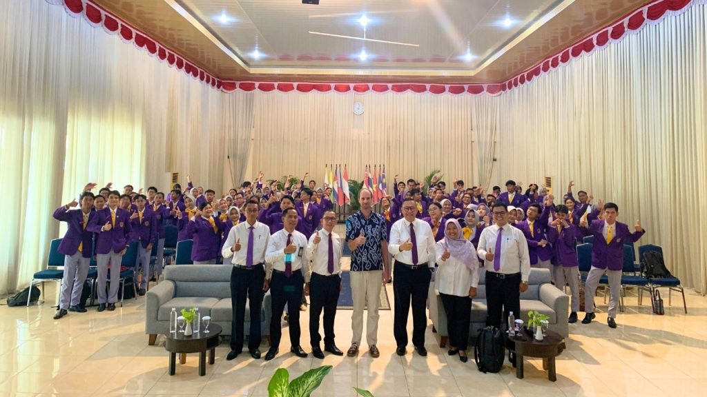 Poltekpar Prima Internasional menyelenggarakan Seminar Internasional bersama Direktur UNIC PBB membahas SDGs, pariwisata berkelanjutan, dan pengembangan desa wisata.