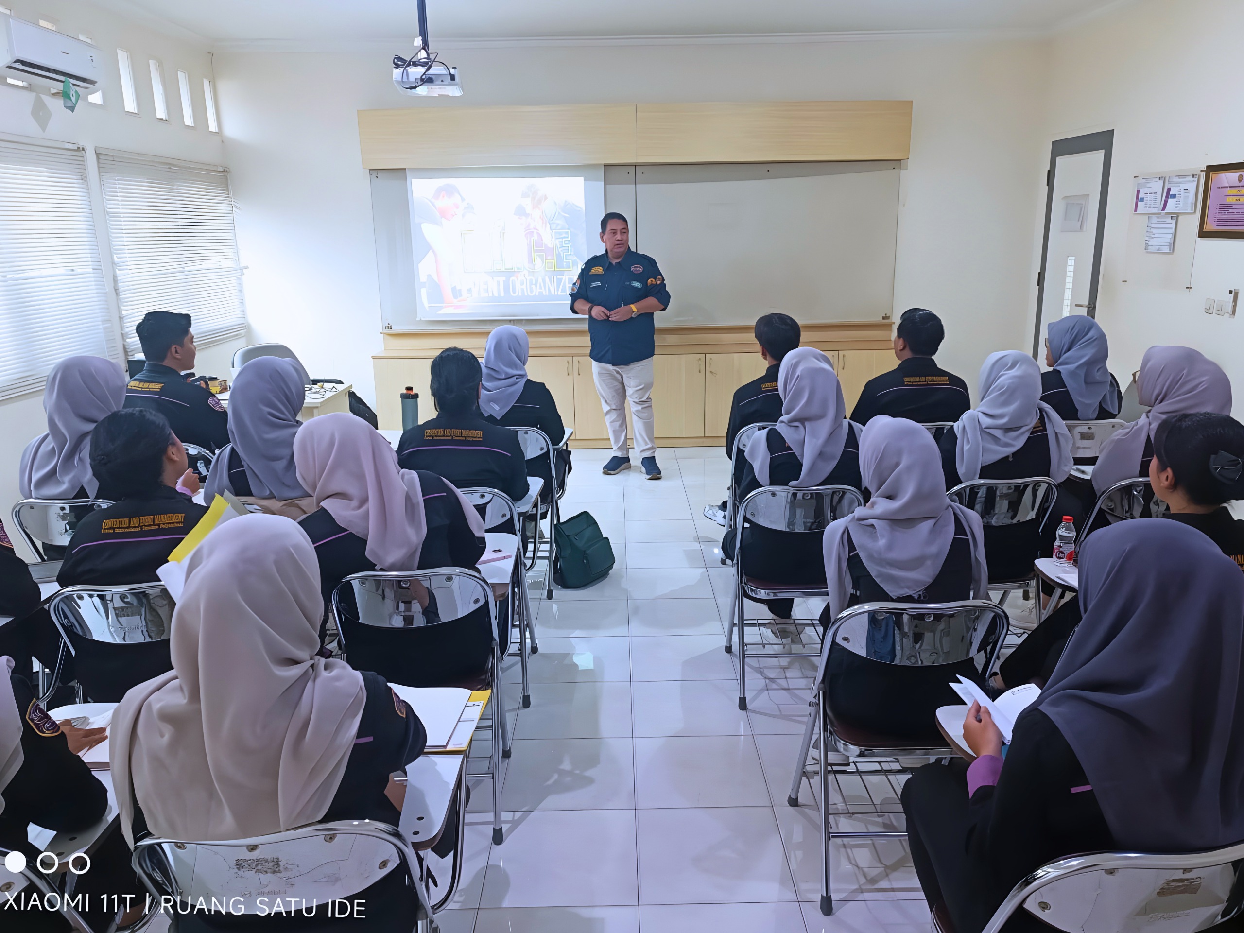Kelas Pariwisata | Kampus Pariwisata | Dosen Tamu | Kampus Perhotelan | Kuliah Kampus Perhotelan | Kuliah MICE | Kelas MICE | Coach Stefvy