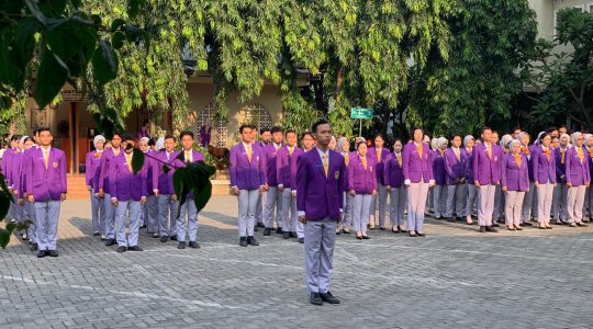 Mahasiswa Politeknik Pariwisata Prima Internasional mengikuti apel pagi pembentukan karakter dan disiplin perhotelan