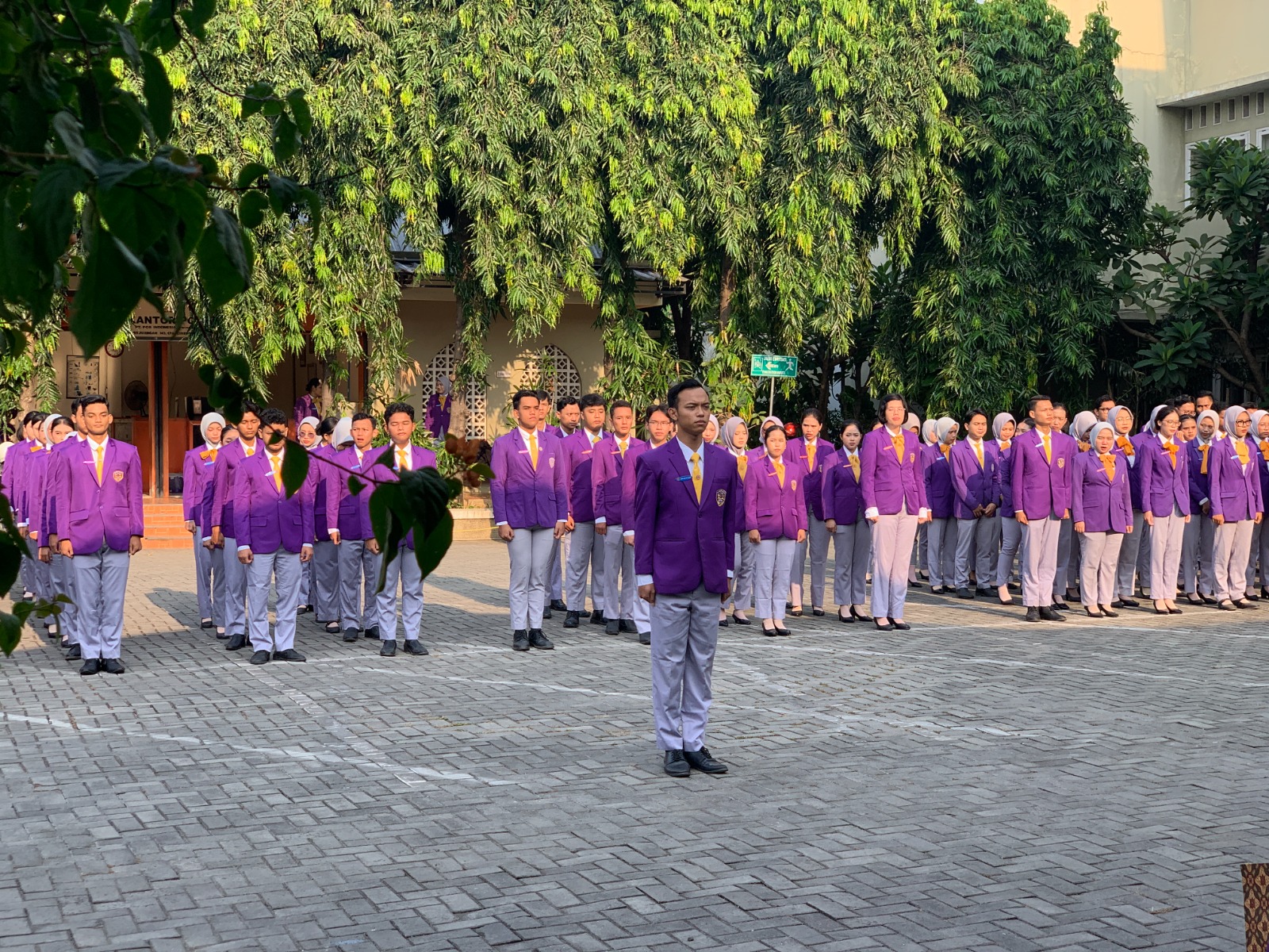 Mahasiswa Politeknik Pariwisata Prima Internasional mengikuti apel pagi pembentukan karakter dan disiplin perhotelan